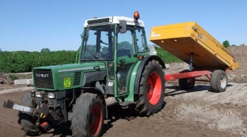 Smalspoor trekker met dumper